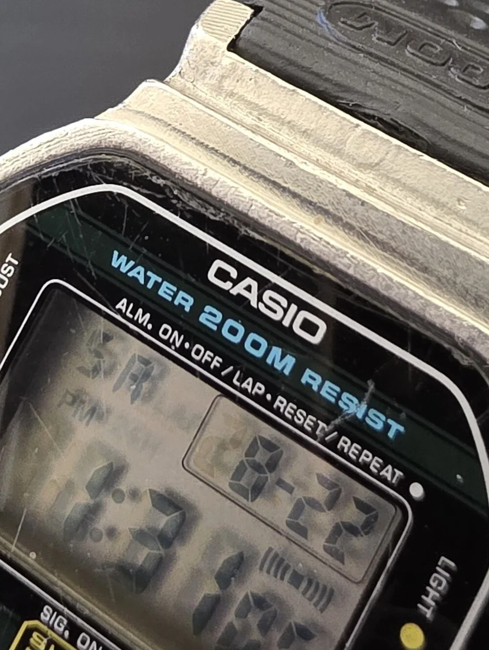 Vintage Casio G-Shock 200m 240 DW-5200 Digital Chrono Alarm 38mm Watch Works